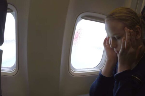 Cristaux dans les oreilles : peut-on prendre l'avion ?