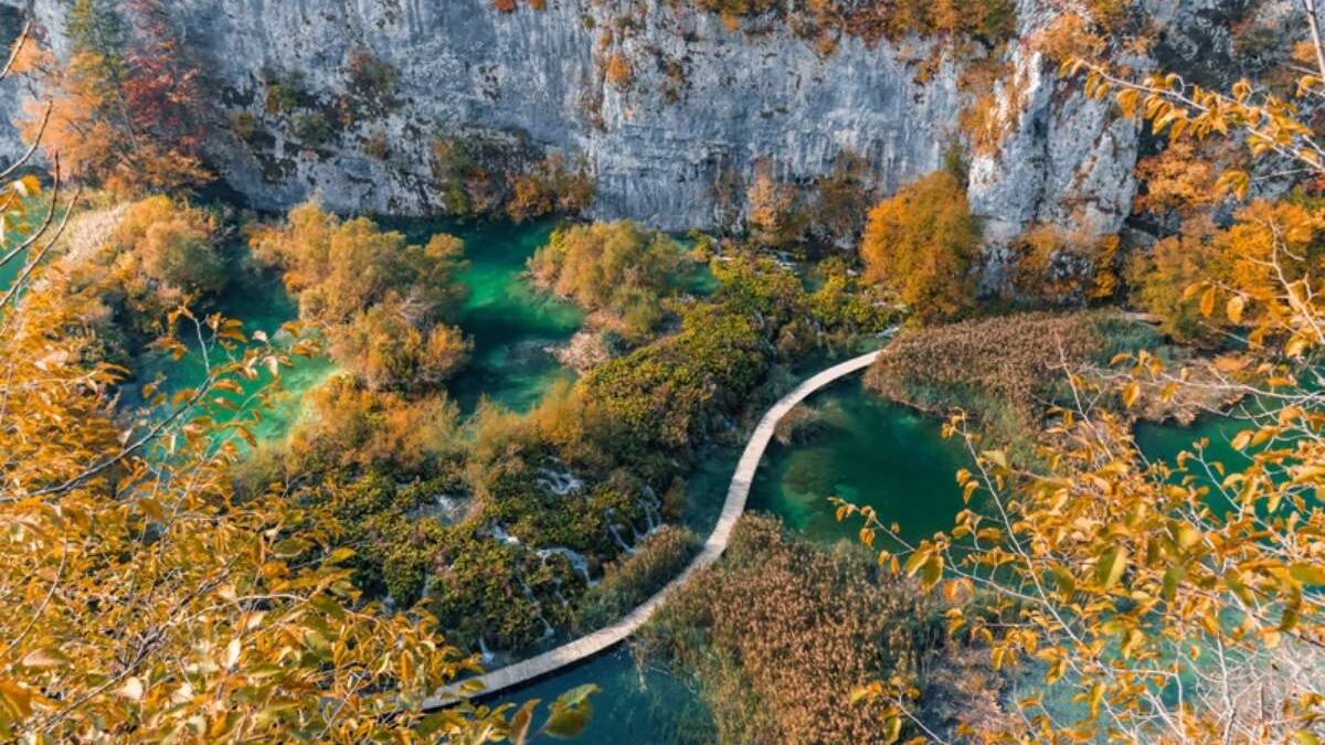 Pourquoi l&rsquo;eau du lac de Plitvice est-elle bleue ?